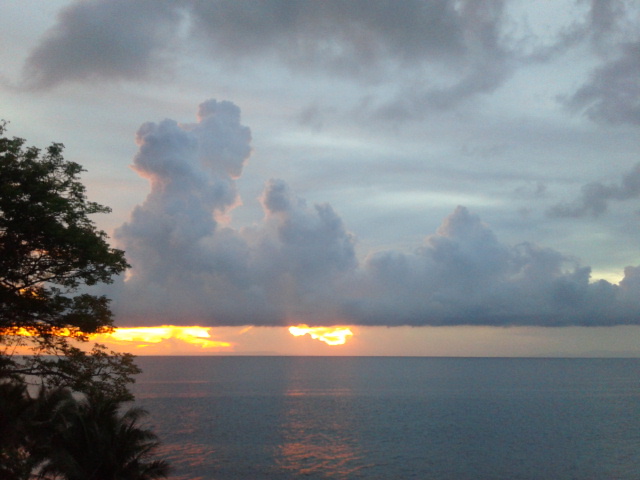 Pantai Senggigi, Spot Terbaik Untuk Menikmati Sunset Di Lombok