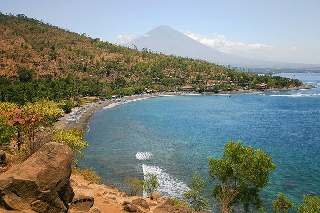 Pantai Amed. Pantai Dengan Latar Belakang Gunung Agung Yang Gagah di Bali