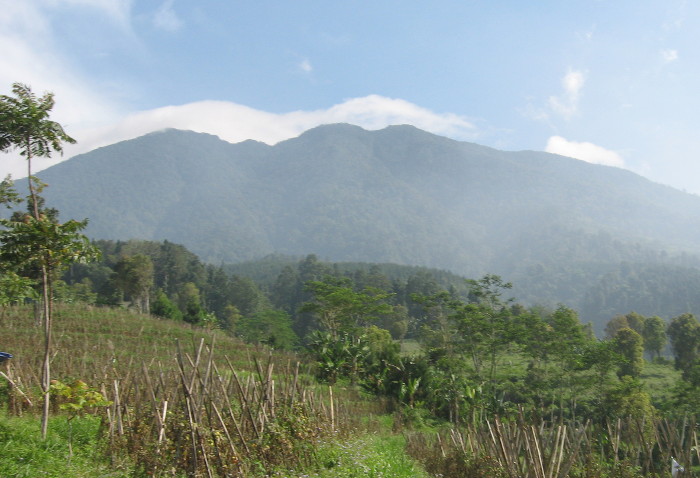 Gunung Salak. Gunung Paling Ditakuti di Indonesia Sekaligus Paling Bikin Penasaran