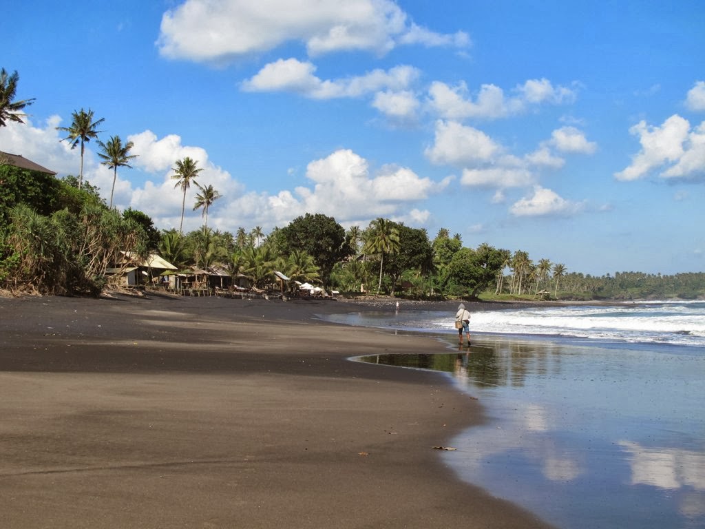 Pantai Balian, Pantai Berpasir Hitam Yang Menjadi Tempat Bermain Para Peselancar di Tabanan, Bali
