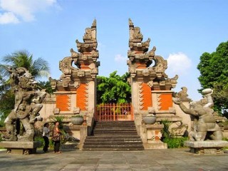 Mengenal Lebih Dekat Rumah Adat Bali, Gapura Candi Bentar 