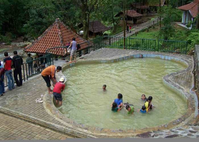 Mandi Air Hangat Alami di Pemandian Air Panas Ciparay, Bogor